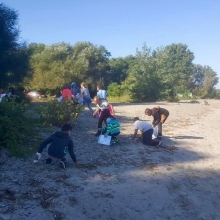 Students cleaning a beach. (Photo Credit: PA Sea Grant)