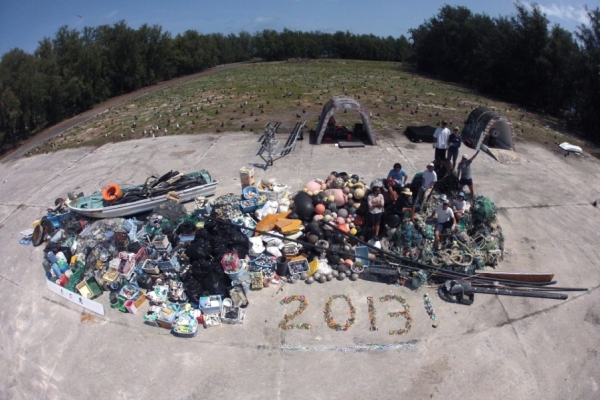 The 2013 NWHI removal team with their haul.